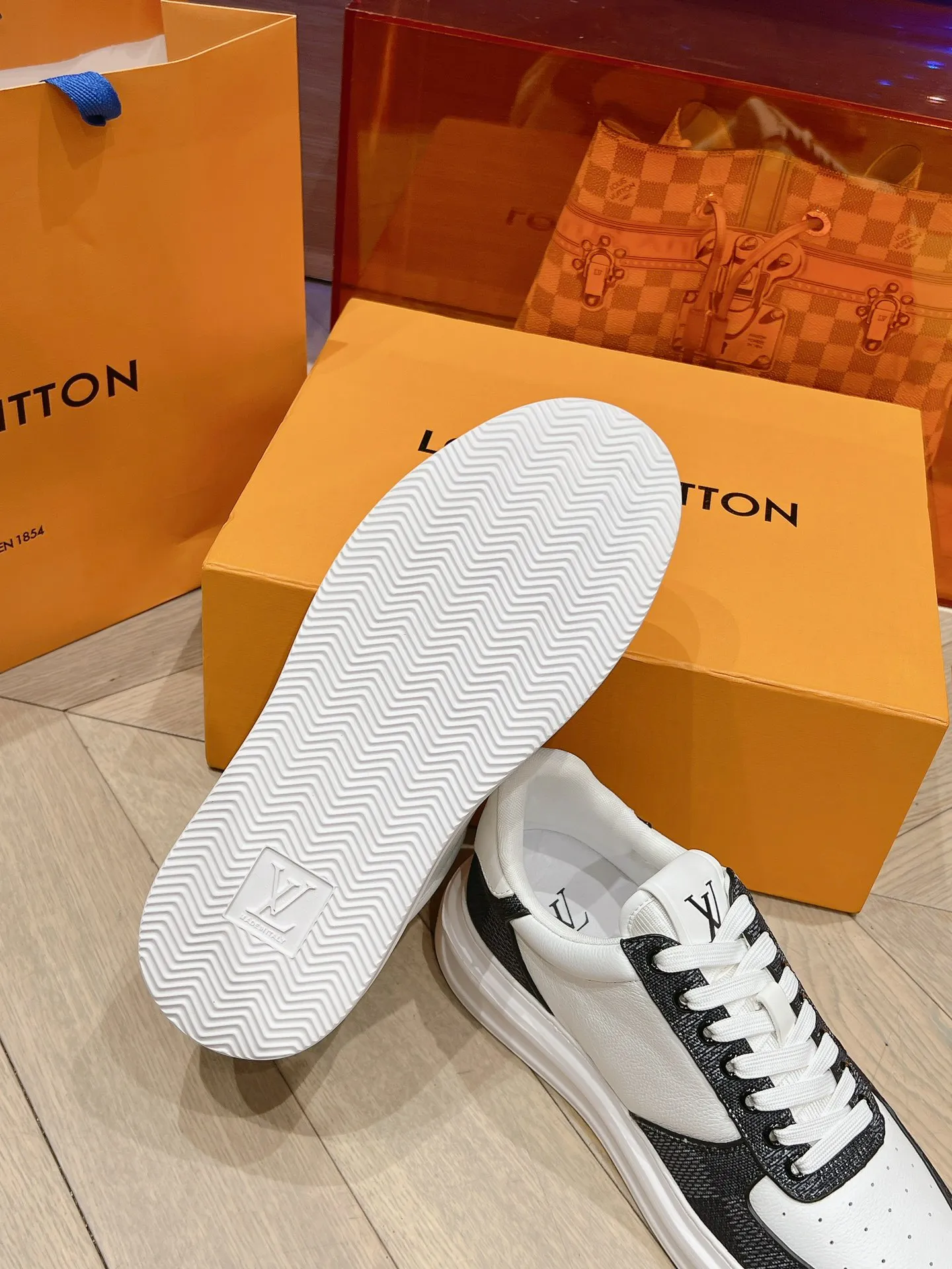 👟👟Ex-factory price 680👟👟 New LV white shoes for men, checkerboard series, plaid color matching, pure cowhide, 3D printed breathable holes, men's casual business travel shoes👟full of comfort, size: 37-45
